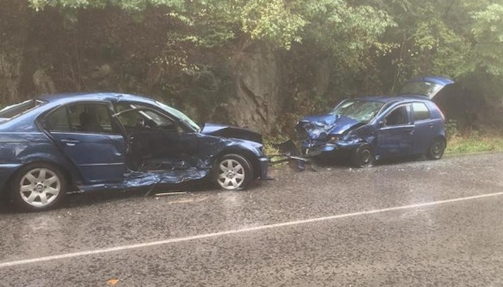 Единият от водачите е ранен и транспортиран в болница Единият от водачите е ранен и транспортиран в болница