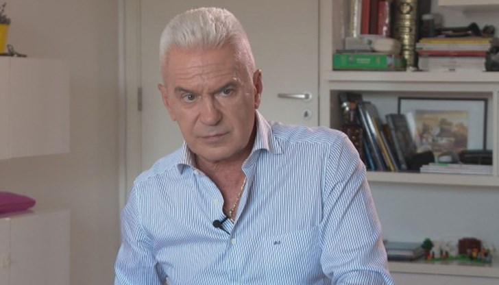 "Битовизмите по-скоро мен ме връхлитат, защото Волен казва: само не ме занимавайте с битовизми. Ако имаш нещо да ми казваш - да е извън този обсег. Неговата мисъл е на съвсем друго ниво. Аз съм натоварена с това какво ще се яде, каква дреха ще се купи“, споделя жена му