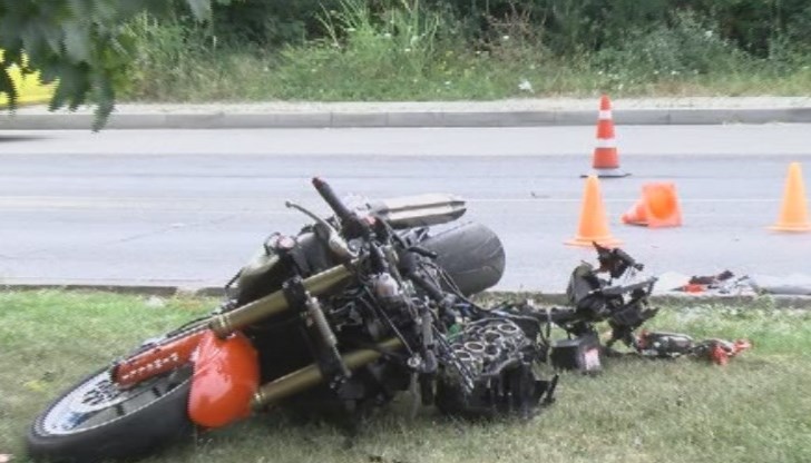 Той е загубил контрол над мотоциклет „Ямаха и се блъснал в метален стълб Той е загубил контрол над мотоциклет „Ямаха и се блъснал в метален стълб