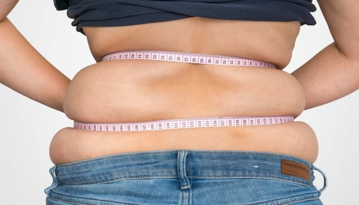 Отговорът включва гените ни, метаболизма, който определя колко калории са нужни на тялото и кога са в повече и хормоните, които определят къде ще се складират мазнините Отговорът включва гените ни, метаболизма, който определя колко калории са нужни на тялото и кога са в повече и хормоните, които определят къде ще се складират мазнините