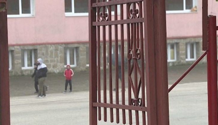 Седмокласничката е отличника и досега не е проявявала агресия, казаха от училището Седмокласничката е отличника и досега не е проявявала агресия, казаха от училището