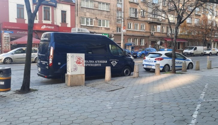 Около 9 часа десетина служители на двете служби са влезли в АПИ Около 9 часа десетина служители на двете служби са влезли в АПИ