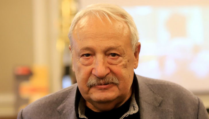 Цялото поведение на партиите показва, че не ги интересуват вълненията на хората, заяви журналистът