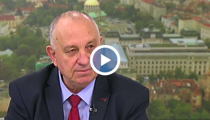 "Ако заболеваемостта в страната не бъде овладяна, нараства лавинообразно и достигне над 1 000 заразени на 100 000 души и запълване на леглата за неинтензивни грижи над 9 000, ще се мисли за въвеждането на локдаун", каза д-р Александър Златанов