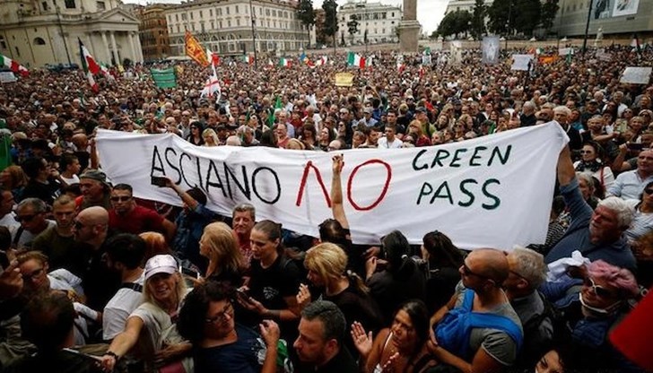 Полицията използва водни оръдия срещу протестиращите Полицията използва водни оръдия срещу протестиращите