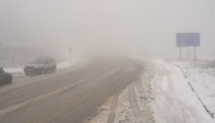 Настилката е хлъзгава, което носи преки рискове за шофьорите