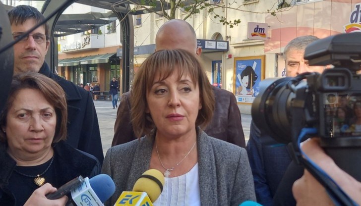 Манолова настоява служебният здравен министър Стойчо Кацаров да отмени заповедта, тъй като е незаконосъобразна