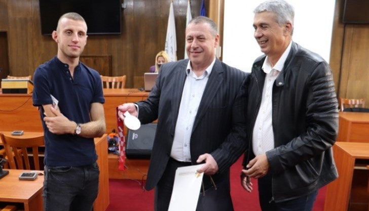 Повод за предложението бе писмо от двамата ни параолимпийци за уеднаквяване изцяло на паричните награди, с тези на нашите олимпийци за постигнатите от тях спортни резултати и класирания Повод за предложението бе писмо от двамата ни параолимпийци за уеднаквяване изцяло на паричните награди, с тези на нашите олимпийци за постигнатите от тях спортни резултати и класирания