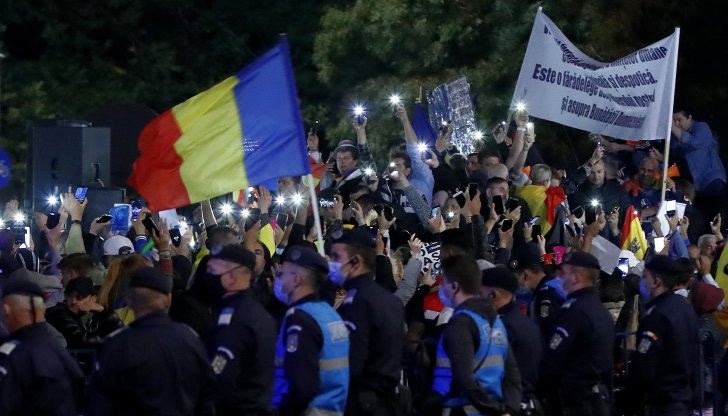 "Ние не искаме да бъдем опитни зайци за производителите на ваксини", гласеше плакат "Ние не искаме да бъдем опитни зайци за производителите на ваксини", гласеше плакат