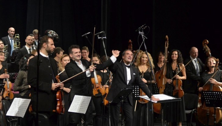 Фестивалният оркестър тази година обедини 71 музиканти от 4 континента, маестро Табаков написа Концерта за цигулка и оркестър, чиято световна премиера се състоя на закриването на „Мартенски музикални дни“