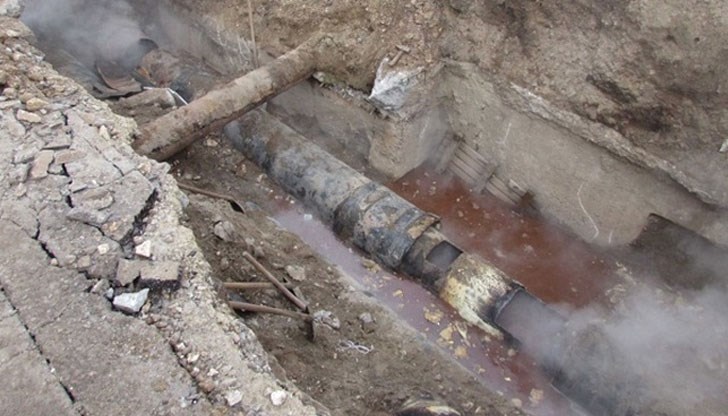 Причината е пробив на разпределителен топлопровод Причината е пробив на разпределителен топлопровод