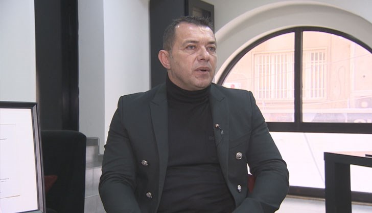 57-годишният спортен шеф е претърпял операция на десния глезен