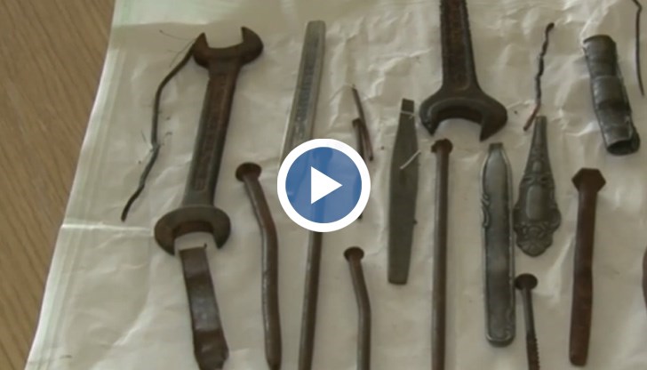 Рентгенов преглед показал, че в стомаха му имало метални предмети, някои от които с дължина до 10 сантиметра