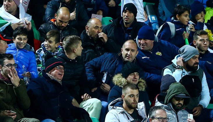 Румен Радев е избрал да седне сред хората, а не във ВИП ложата