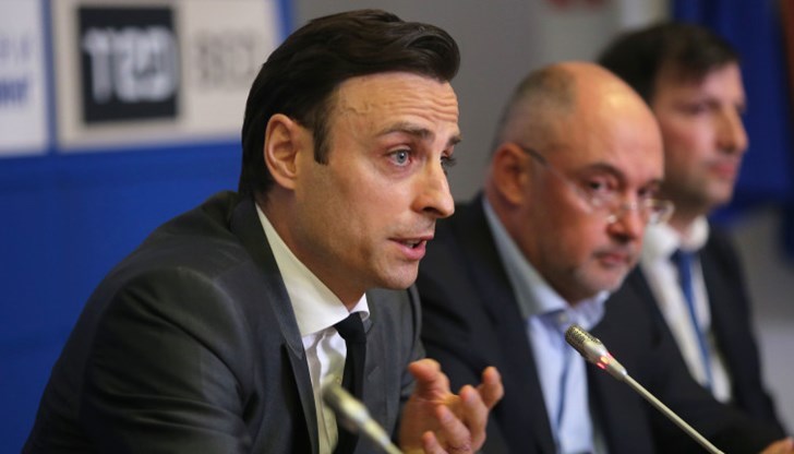 Бившият нападател явно визира настоящия президент на БФС Борислав Михайлов, който е започнал обиколка на регионите в България, участвайки в банкети. Един такъв бе организиран в Разград преди мача на “Лудогорец” и “Цървена звезда”