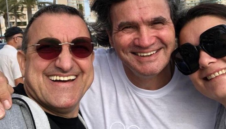 На тях той е в компанията на жена си Ана и колегата си Владимир Априлов