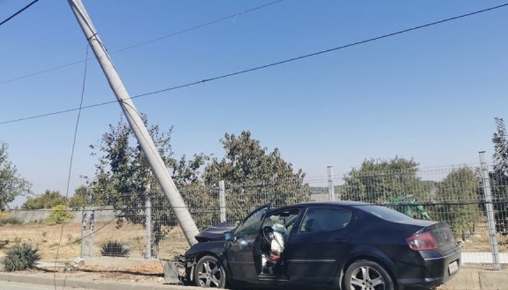 Шофьорът е напуснал местопроизшествието, а пътят е затворен вече няколко часа Шофьорът е напуснал местопроизшествието, а пътят е затворен вече няколко часа