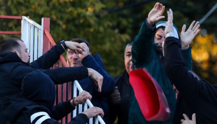 Хвърчаха седалки, метли, колани...