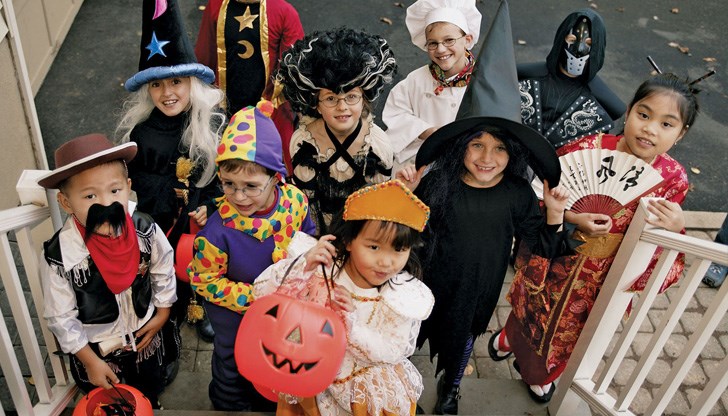 Децата са тези които се радват най-много на празниците, а този го приемат като възможност да се маскират и да се позабавляват Децата са тези които се радват най-много на празниците, а този го приемат като възможност да се маскират и да се позабавляват