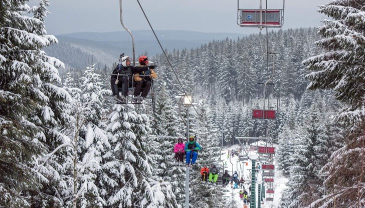 В местата за настаняване ще бъде задължително и персоналът, и посетителите да носят предпазни маски и да не бъдат допускани струпвания на хора