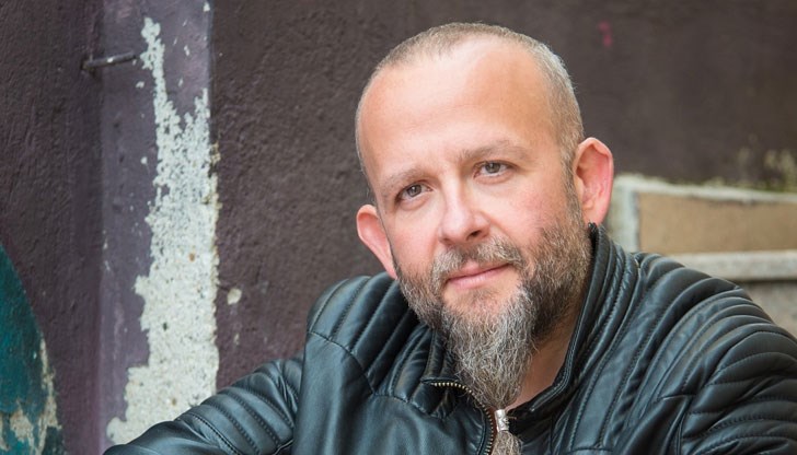 Това звучи като нова игра. Ама не е. Това е познат циничен сблъсък между двете части на едно общество, увлечено в игра със сбъркани правила Това звучи като нова игра. Ама не е. Това е познат циничен сблъсък между двете части на едно общество, увлечено в игра със сбъркани правила