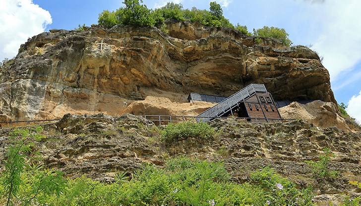 Тук е открит и най-ранно датираният надпис на кирилица в света Тук е открит и най-ранно датираният надпис на кирилица в света