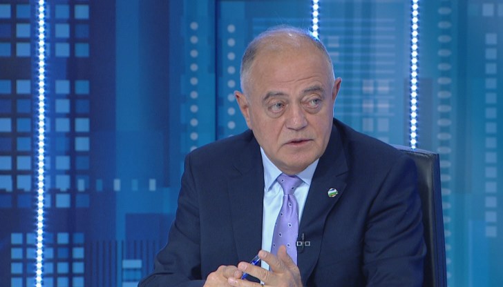 "27 души от Инициативния комитет на президента Радев са бивши агенти на Държавна сигурност", изтъкна Атанасов