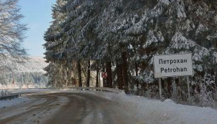 Към момента снежната покривка в прохода "Петрохан" е около 10 сантиметра