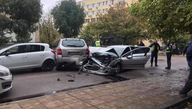 Според очевидци шофьорът се държал неадекватно и опитал да нападне полицаите