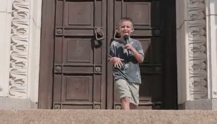 Младият репортер Боян Цветков с нови неудобни въпроси Младият репортер Боян Цветков с нови неудобни въпроси