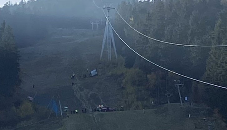 Една от кабинките на лифта е паднала по средата на трасето