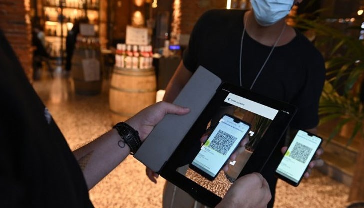 Пред някои от тях се вият опашки от клиенти, който плащат 10 лева за тест Пред някои от тях се вият опашки от клиенти, който плащат 10 лева за тест