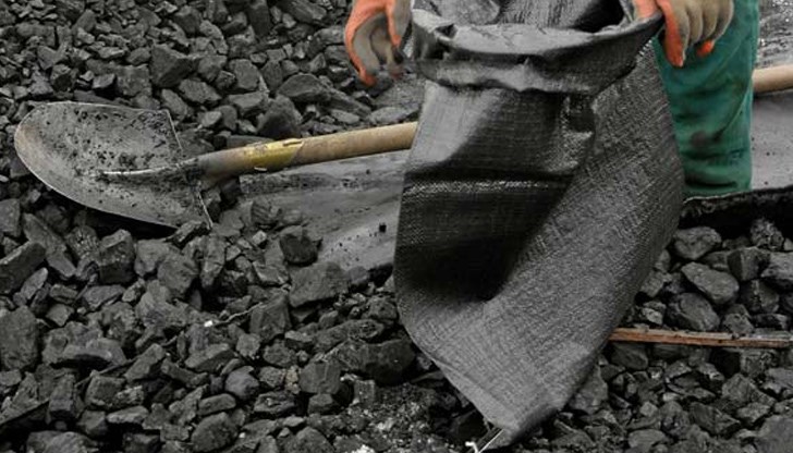 Хората от региона разказват, че ако искат да им доставят въглищата до съответното село, сумата скача на 20 лв. за чувал