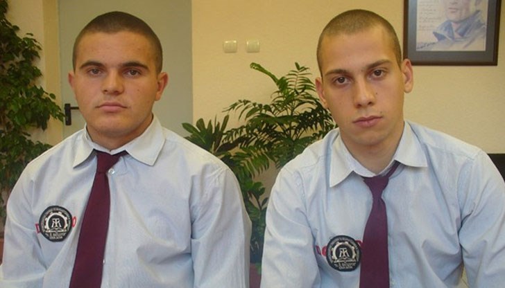 Единият иска да е инженер, а другият - полицай