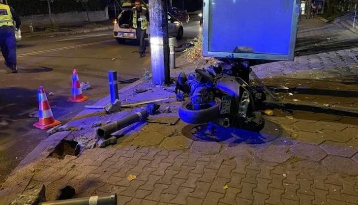 Те са били ударени от шофьор на лек автомобил, който е избягал след сблъсъка