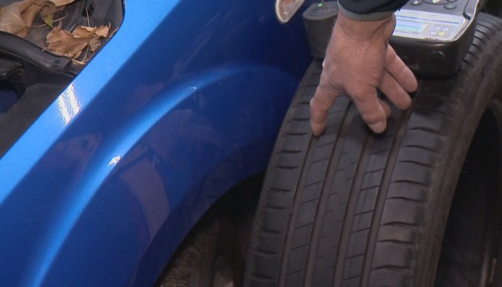 Законът за движението по пътищата постановява, че от 15 ноември до 1 март всички автомобили трябва да бъдат със зимни гуми или дълбочина на протектора не по-малка или равна на 4 mm