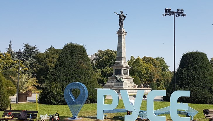 Към настоящия момент голяма част от пълнежа във фугите между настилъчните плочи на терасовидната площадка е компрометиран