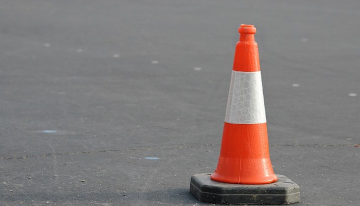 Автомобилите се движат двупосочно в една лента поради катастрофа Автомобилите се движат двупосочно в една лента поради катастрофа