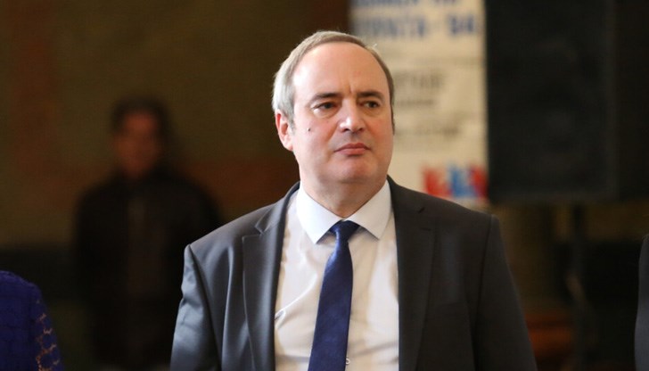 Председател на комитета е бившият депутат от ГЕРБ Радомир Чолаков