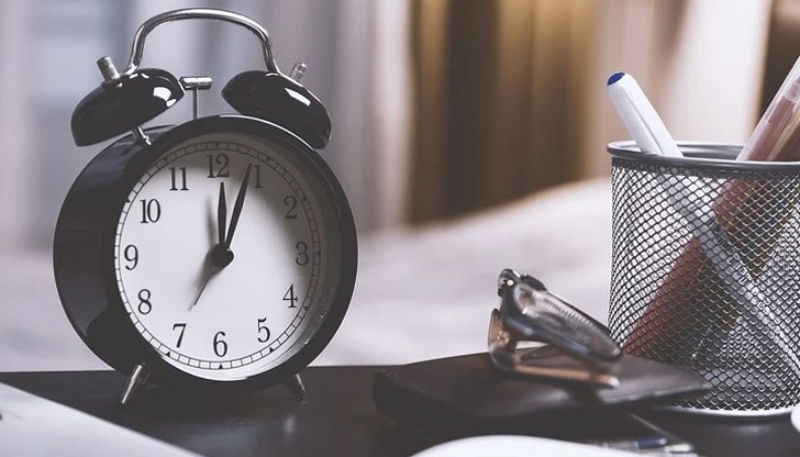 Не забравяйте да върнете стрелките на часовника с час назад в 4:00 часа сутринта на 31 октомври, когато лятното часово време приключва Не забравяйте да върнете стрелките на часовника с час назад в 4:00 часа сутринта на 31 октомври, когато лятното часово време приключва