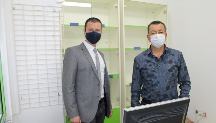 Ваучерът ще се дава за всяка поставена доза. Той ще може да се използва в срок от една година от датата на ваксинация за закупване на стоки на същата или по-голяма стойност, след доплащане Ваучерът ще се дава за всяка поставена доза. Той ще може да се използва в срок от една година от датата на ваксинация за закупване на стоки на същата или по-голяма стойност, след доплащане