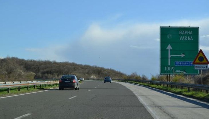 Временно движението се извършваше двупосочно в една лента Временно движението се извършваше двупосочно в една лента