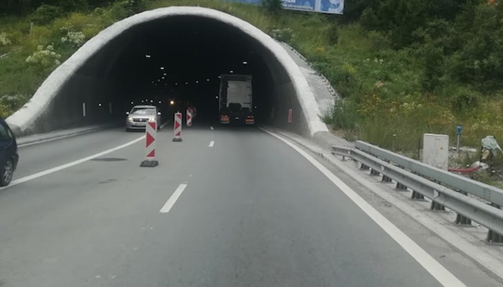 Трафикът се осъществява в изпреварващата лента /Снимката е илюстративна/ Трафикът се осъществява в изпреварващата лента /Снимката е илюстративна/