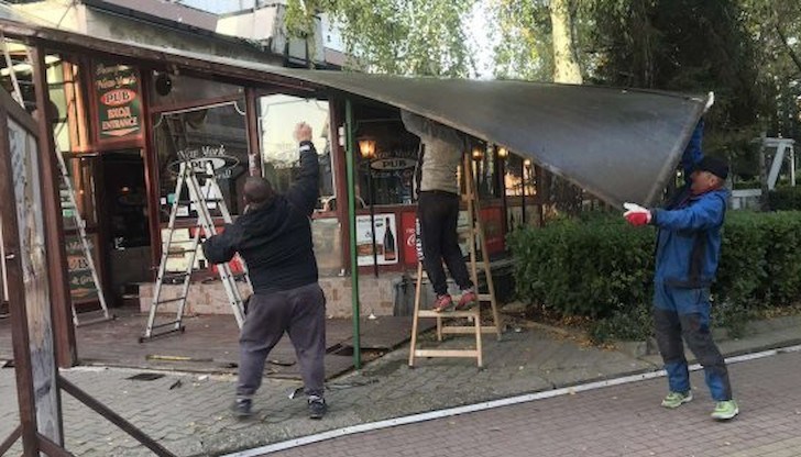 Работещите в бранша се против въвеждането на зелените сертификати, заради които заведенията, според тях, остават без клиенти. Очертават се и фалити, а в Казанлък собственици на заведения започнаха да ги събарят заради високите наеми Работещите в бранша се против въвеждането на зелените сертификати, заради които заведенията, според тях, остават без клиенти. Очертават се и фалити, а в Казанлък собственици на заведения започнаха да ги събарят заради високите наеми