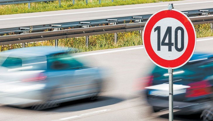 Глобата за паркиране на непозволено място вече може да достигне 55 евро - вместо максималните досега 15 евро Глобата за паркиране на непозволено място вече може да достигне 55 евро - вместо максималните досега 15 евро