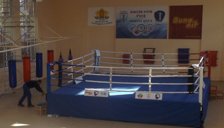 Приключват ремонтните и довършителните дейности в залата по бокс в Спортното училище
