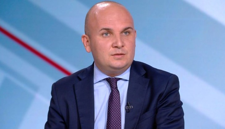 "Радев се провали в усилията си да обедини нацията, да събере целия капитал на България, за да върви страната ни напред с ясни приоритети", заяви Кючюк
