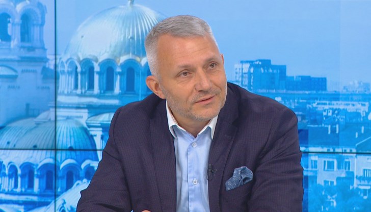 "Единственият конкурент на Румен Радев е Лозан Панов. Стана битка, иначе преди Радев трябваше да се бие сам самичък със себе си. Герджиков какво прави там, освен, че ще измие срама от очите на ГЕРБ и ще отнесе каквото може в негативен план", каза адвокатът "Единственият конкурент на Румен Радев е Лозан Панов. Стана битка, иначе преди Радев трябваше да се бие сам самичък със себе си. Герджиков какво прави там, освен, че ще измие срама от очите на ГЕРБ и ще отнесе каквото може в негативен план", каза адвокатът