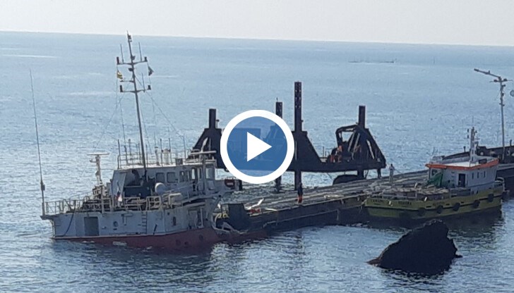 Акцията продължи повече от седем часа, а плавателния съд беше изтеглен 16 минути след полунощ