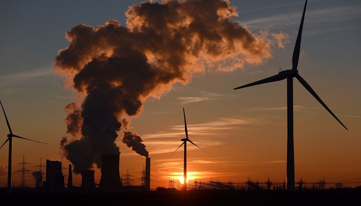 Шокът ще дойде на 1 януари - ама нали са гении тези около Меркел в средата на зимата да изберат момента за затваряне на 8 гигавата ядрени мощности... Шокът ще дойде на 1 януари - ама нали са гении тези около Меркел в средата на зимата да изберат момента за затваряне на 8 гигавата ядрени мощности...